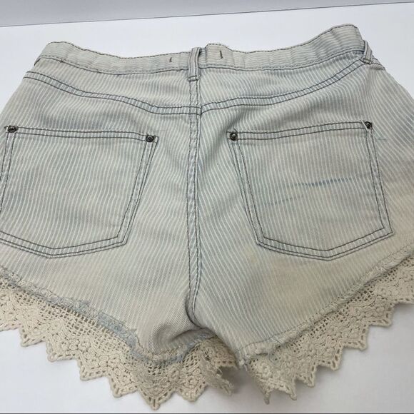 Free People Railroad Striped Denim Jean Shorts With Crochet Hem Size 27 - Picture 12 of 16
